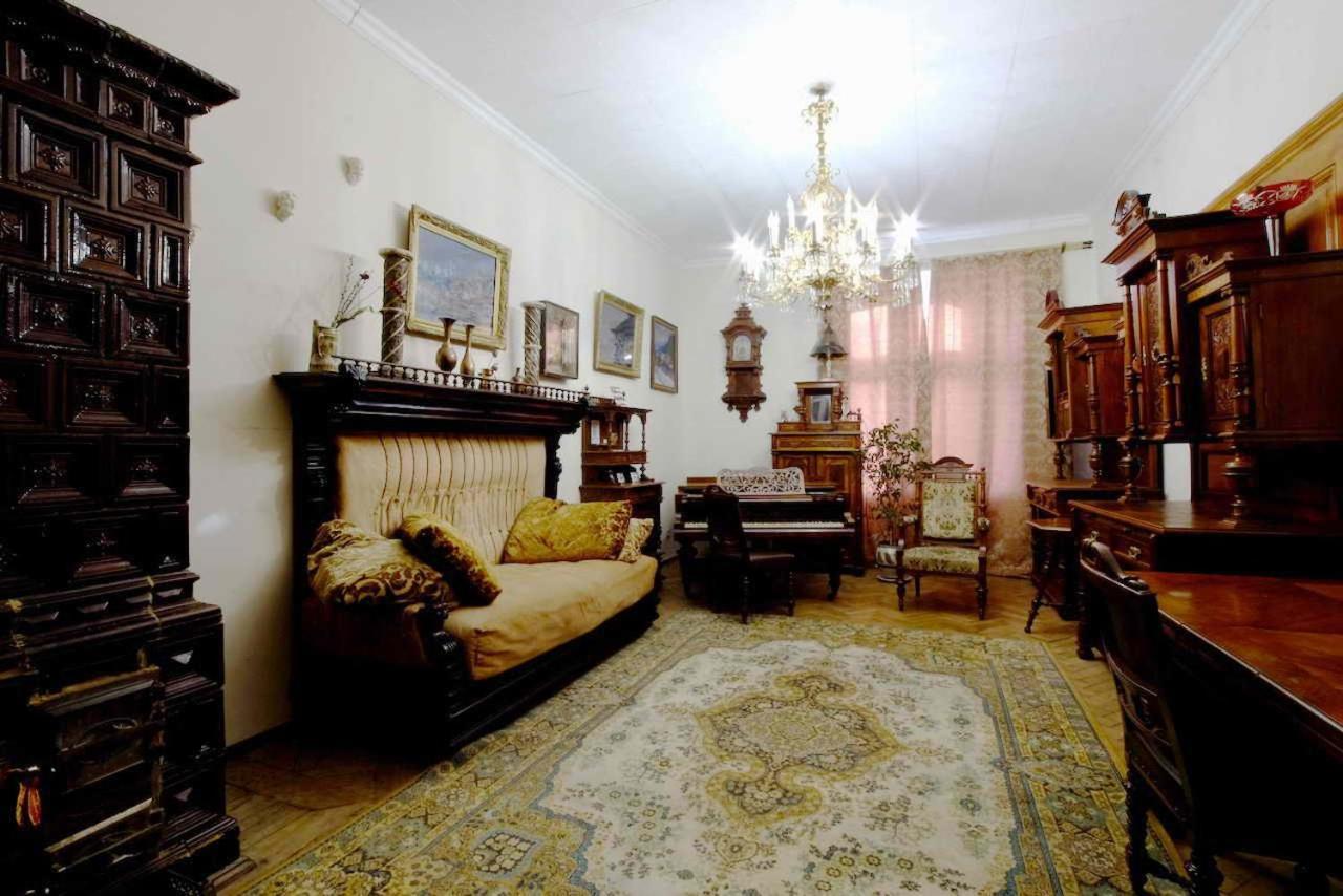 "Eva Stories" Movie Apartment On Rynok Square Leopoli Esterno foto