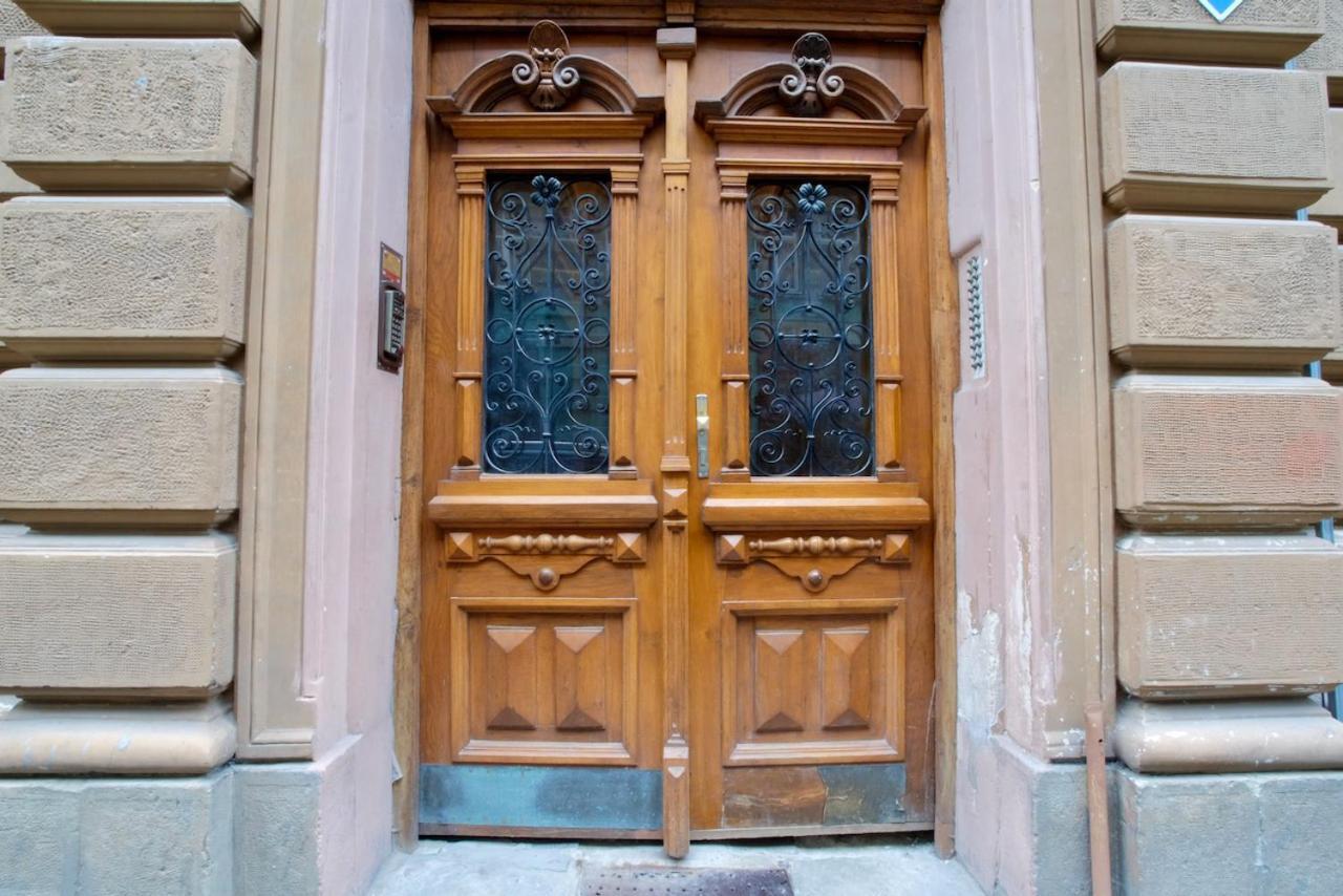 "Eva Stories" Movie Apartment On Rynok Square Leopoli Esterno foto